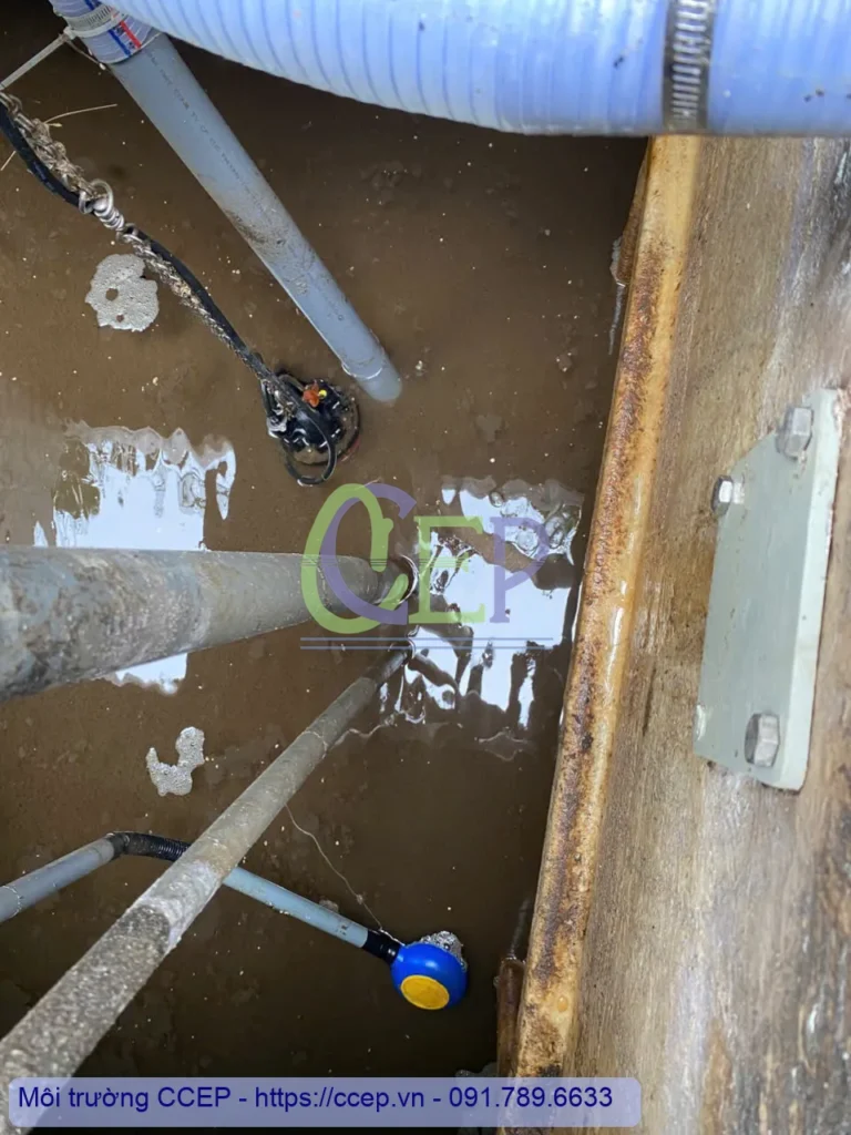 Kỹ thuật nuôi cấy vi sinh xử lý nước thải chuẩn kỹ sư CCEP (Từ A-Z) Trong bể chứa với nước thải nâu sẫm, các thiết bị vận hành hỗ trợ **nuôi cấy vi sinh bể aeroten trong xử lý nước thải**